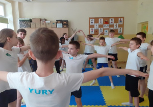 Uczniowie ćwiczą jogę.